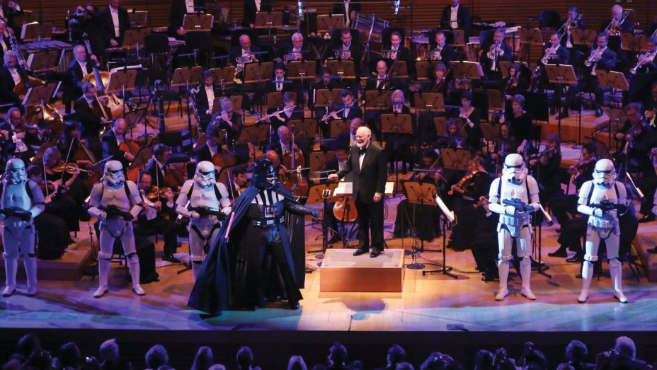 John Williams sul palco durante un'esecuzione dal vivo della colonna sonora di Star Wars