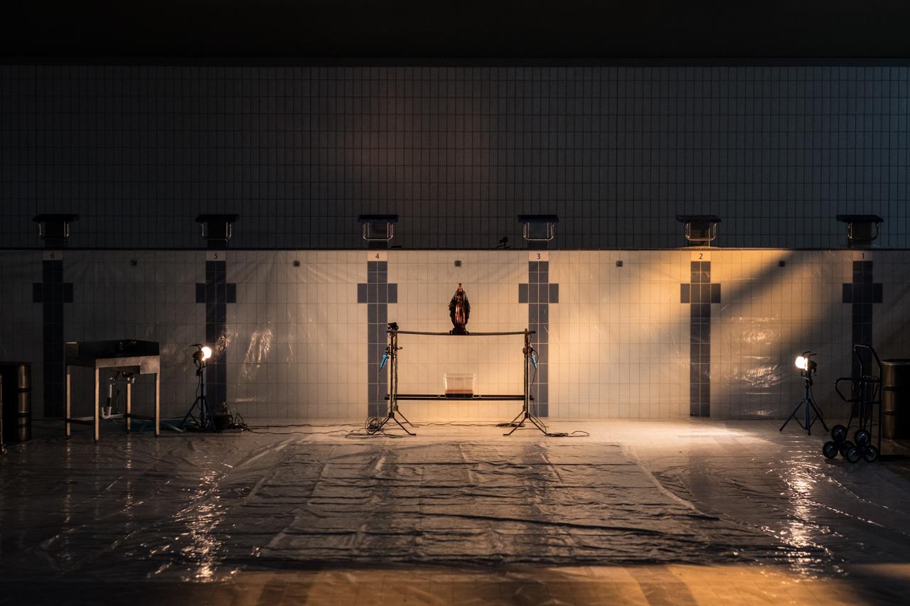 La piscina che custodisce la statuetta. Foto di Antonello&Montese.