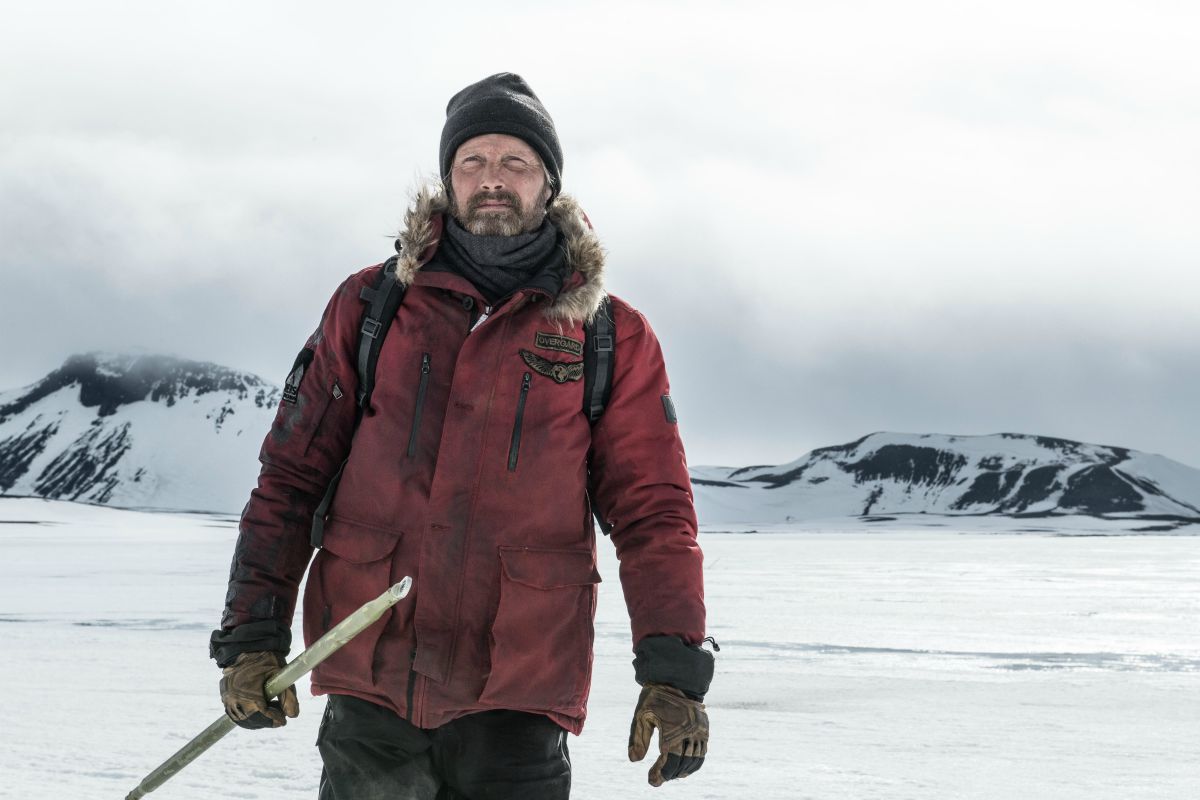 Mads Mikkelsen in una scena di Arctic.