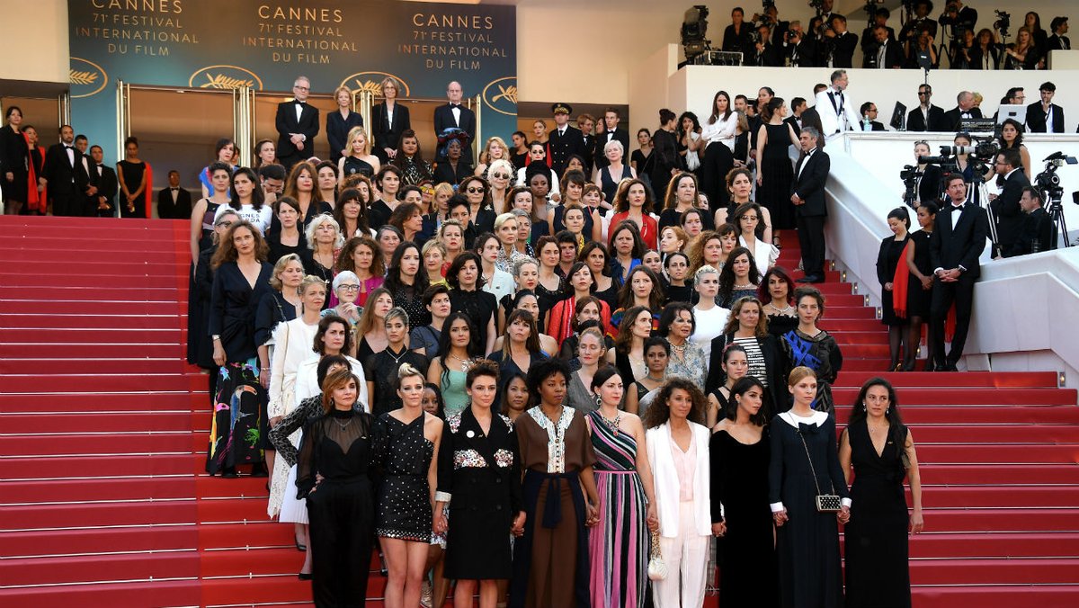 Foto di gruppo al femminile per la Women's March sul red carpet di Cannes71.