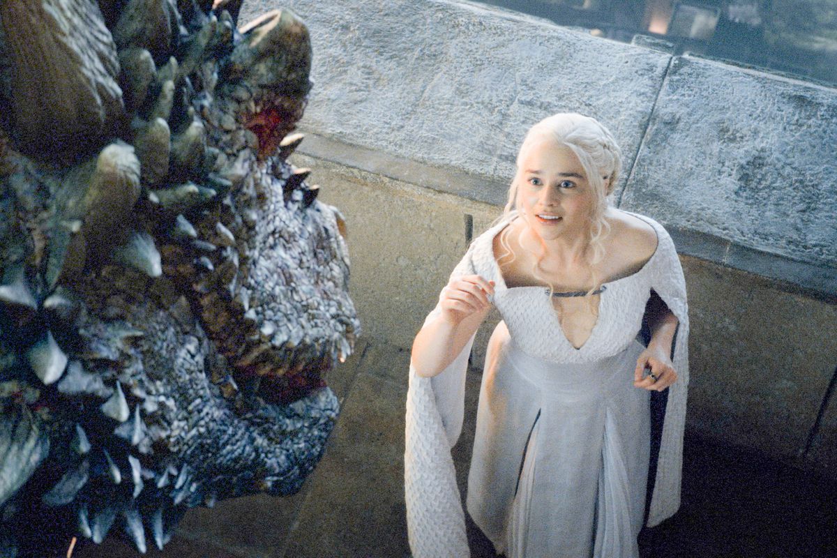 Daenerys e uno dei suoi draghi in una scena de Il Trono di Spade.