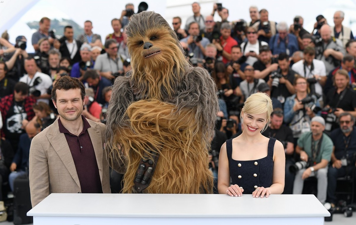 Alden Ehrenreich, Emilia Clarke e Chewbecca al photocall di Cannes71.