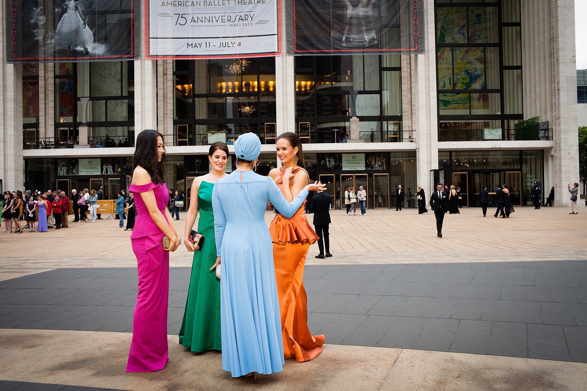 Delle invitate davanti al Lincoln Center di New York per l'inaugurazione della nuova stagione dell'American Ballet Theater.