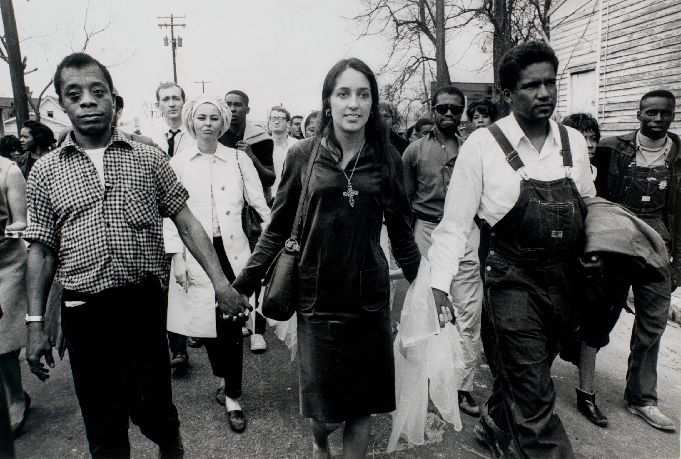 James Baldwin, Joan Baez e James Forman in una foto scattata a Selma.
