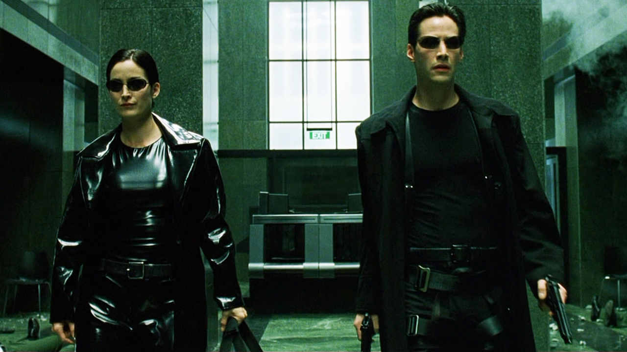 Trinity (Carrie-Anne Moss) e Neo (Keanu Reeves) in una scena di Matrix.