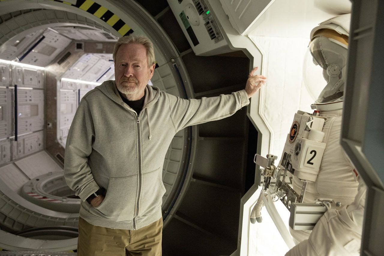 Ridley Scott su una navicella di The Martian