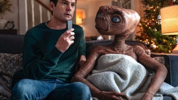 Henry Thomas e ET in una scena del corto