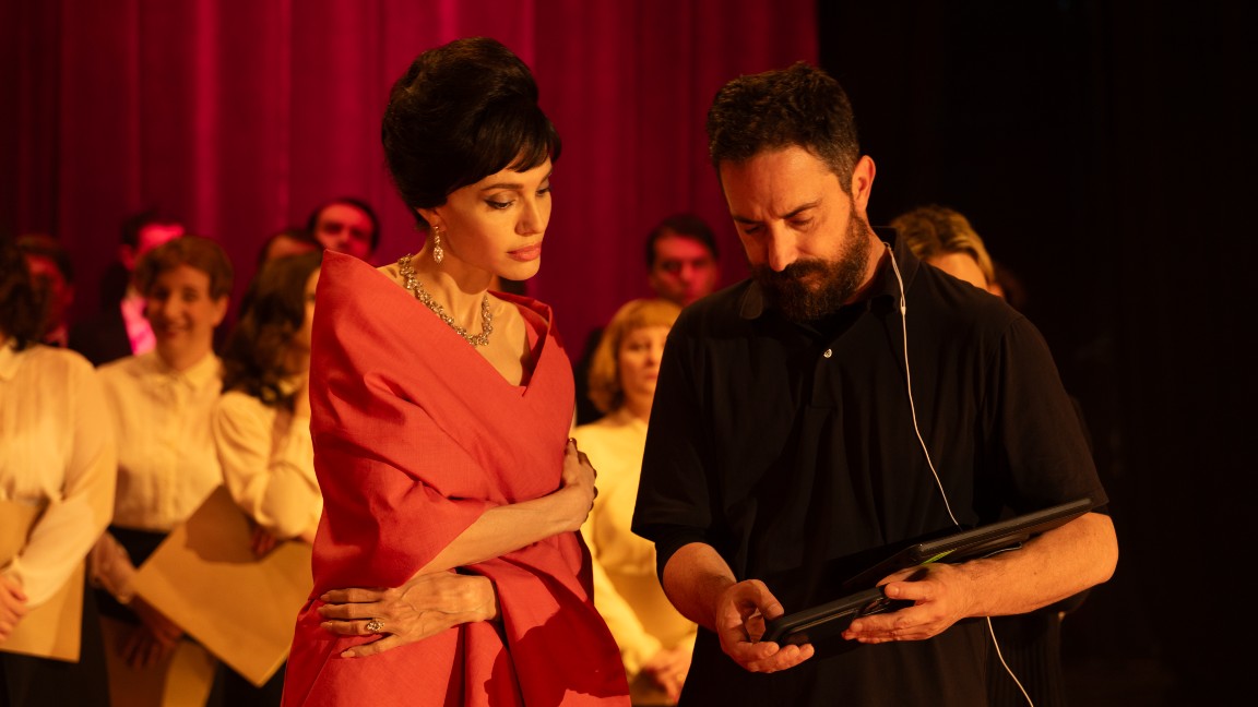 Angelina Jolie e Pablo Larraín sul set del film