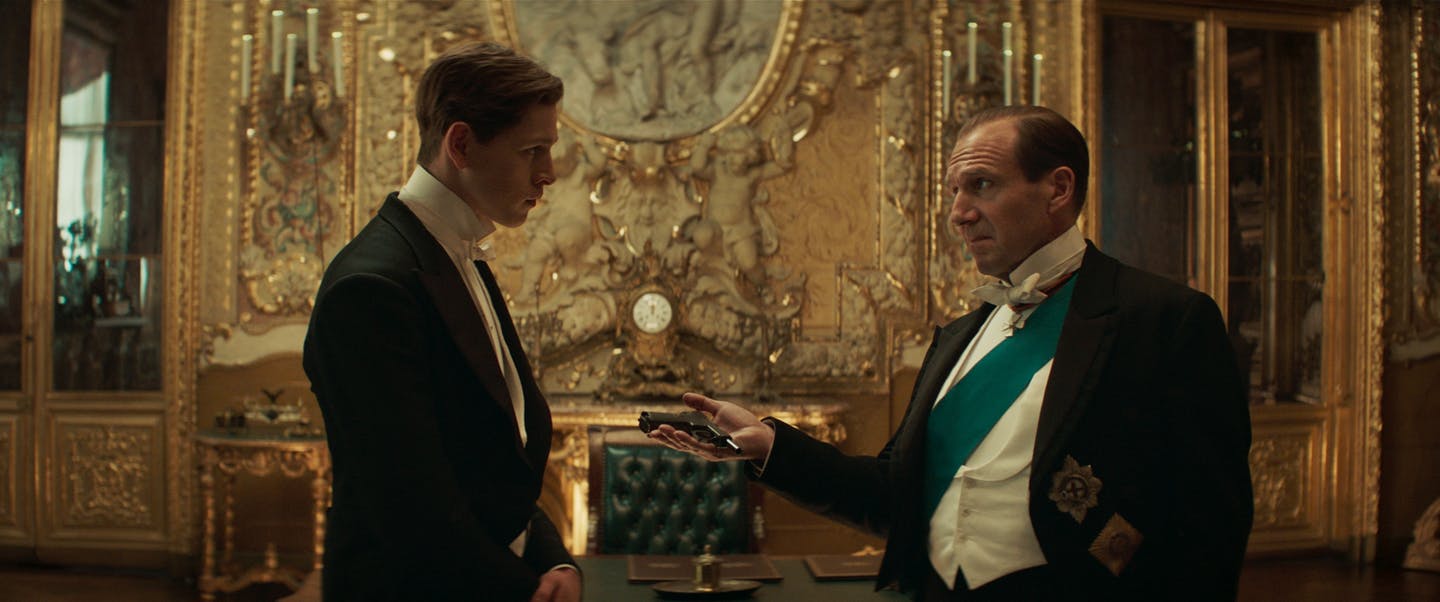 Harris Dickinson e Ralph Fiennes in una scena di The King's Man