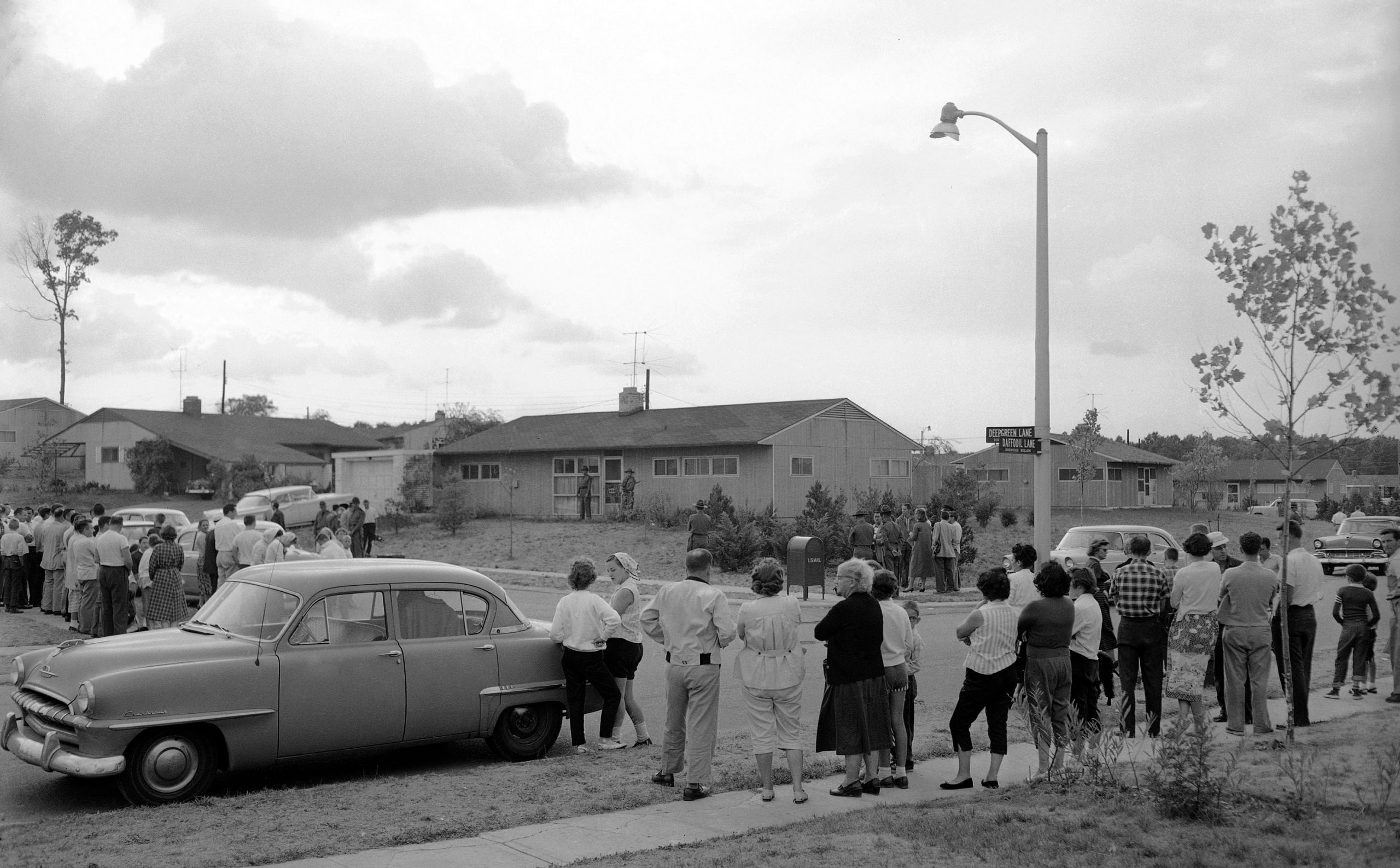 Una folla di abitanti di Levittown davanti casa dei Meyers