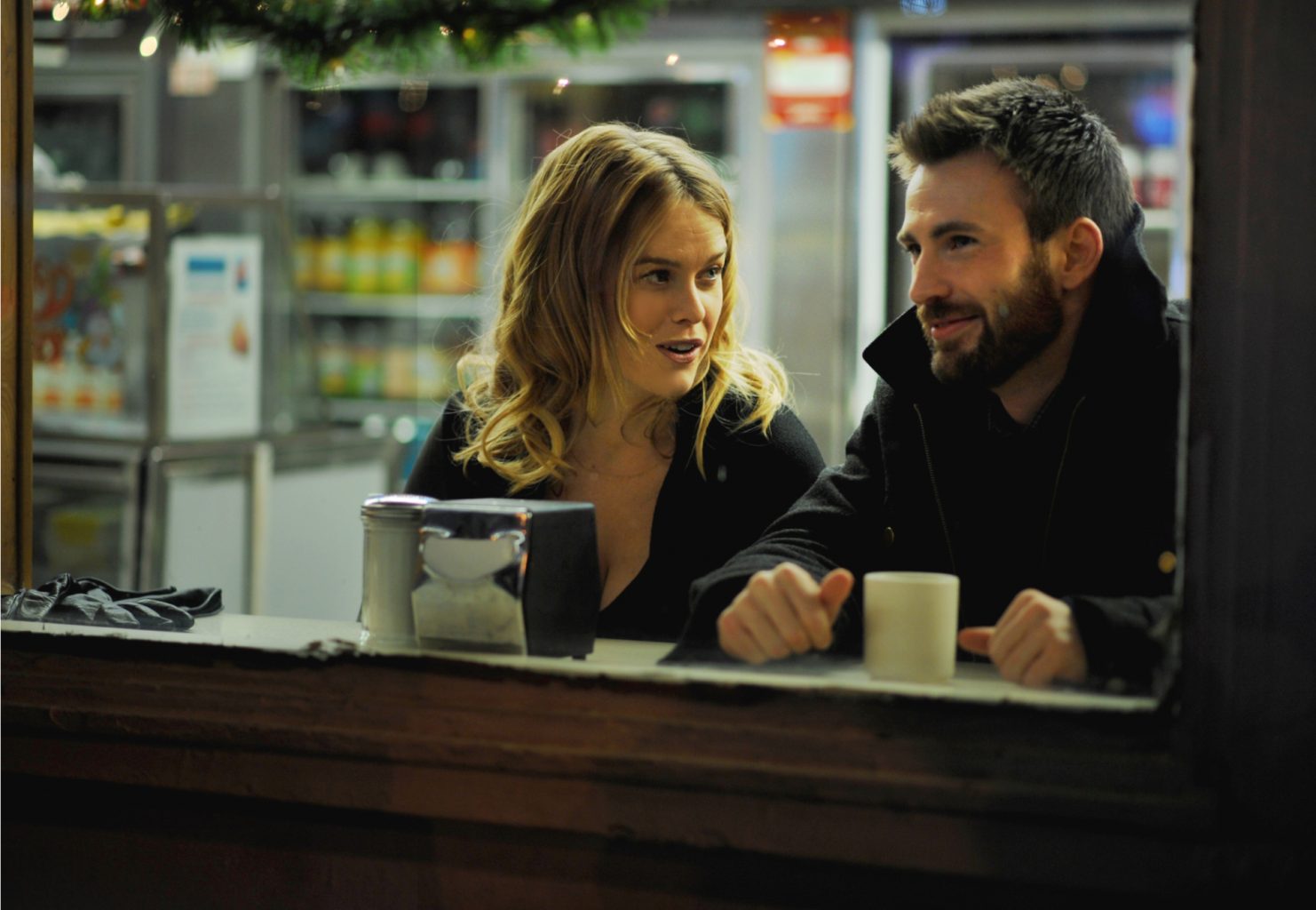 Alice Eve e Chris Evans in Before We Go
