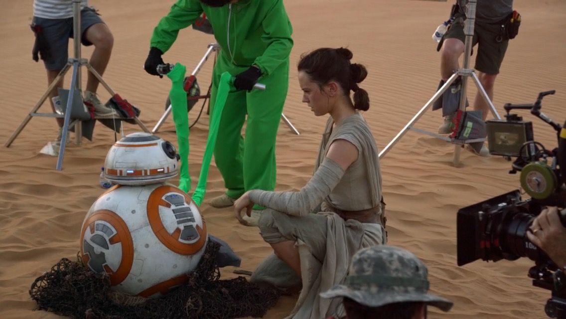 BB-8 e Daisy Ridley sul set