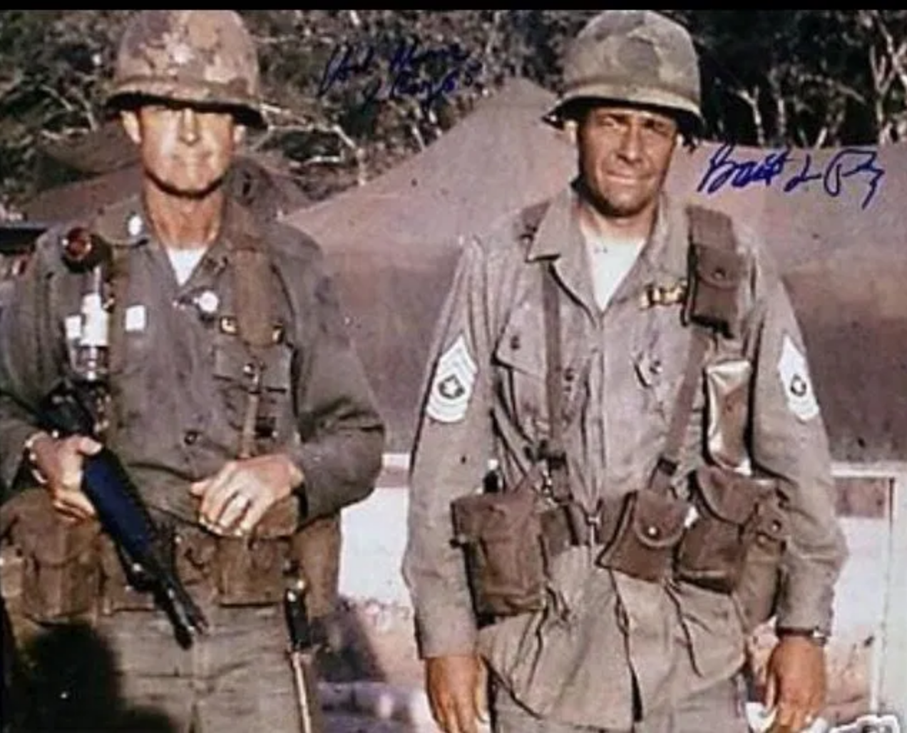 A sinistra il colonnello Hal Moore, affiancato dal sergente maggiore Plumley