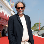 Luca Guadagnino sul red carpet di Venezia 77 per Salvatore - Shoemaker of Dreams