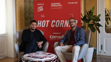Claudio Giovannes e Andrea Morandi, direttore di Hot Corn. Foto Credits: Jessica Zufferli