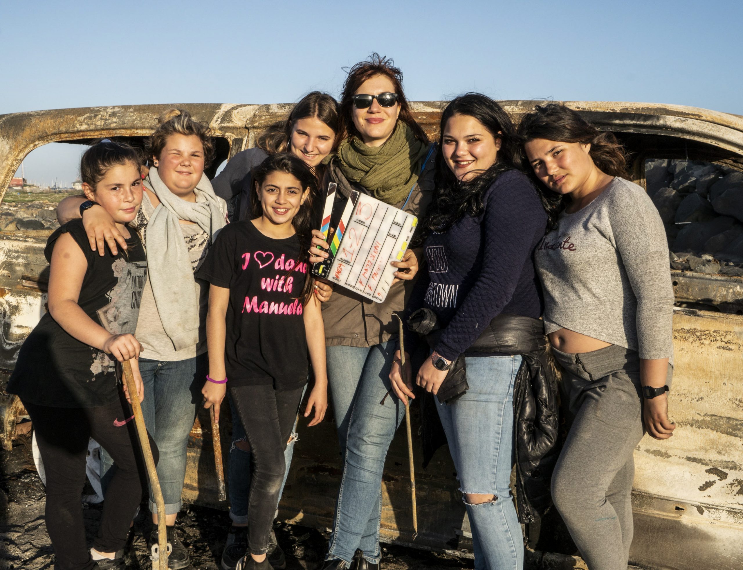 Francesca Mazzoleni e le giovani protagoniste di Punta Sacra