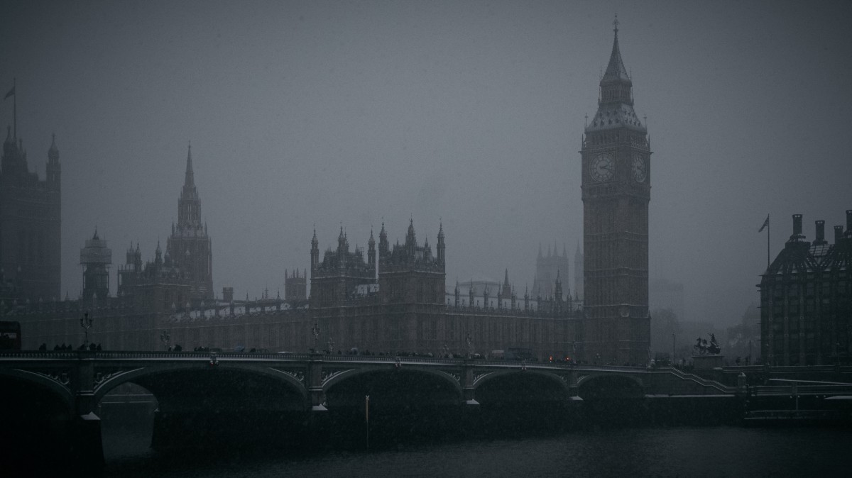 Il Big Ben e il Grande Smog visto in The Crown 1x04