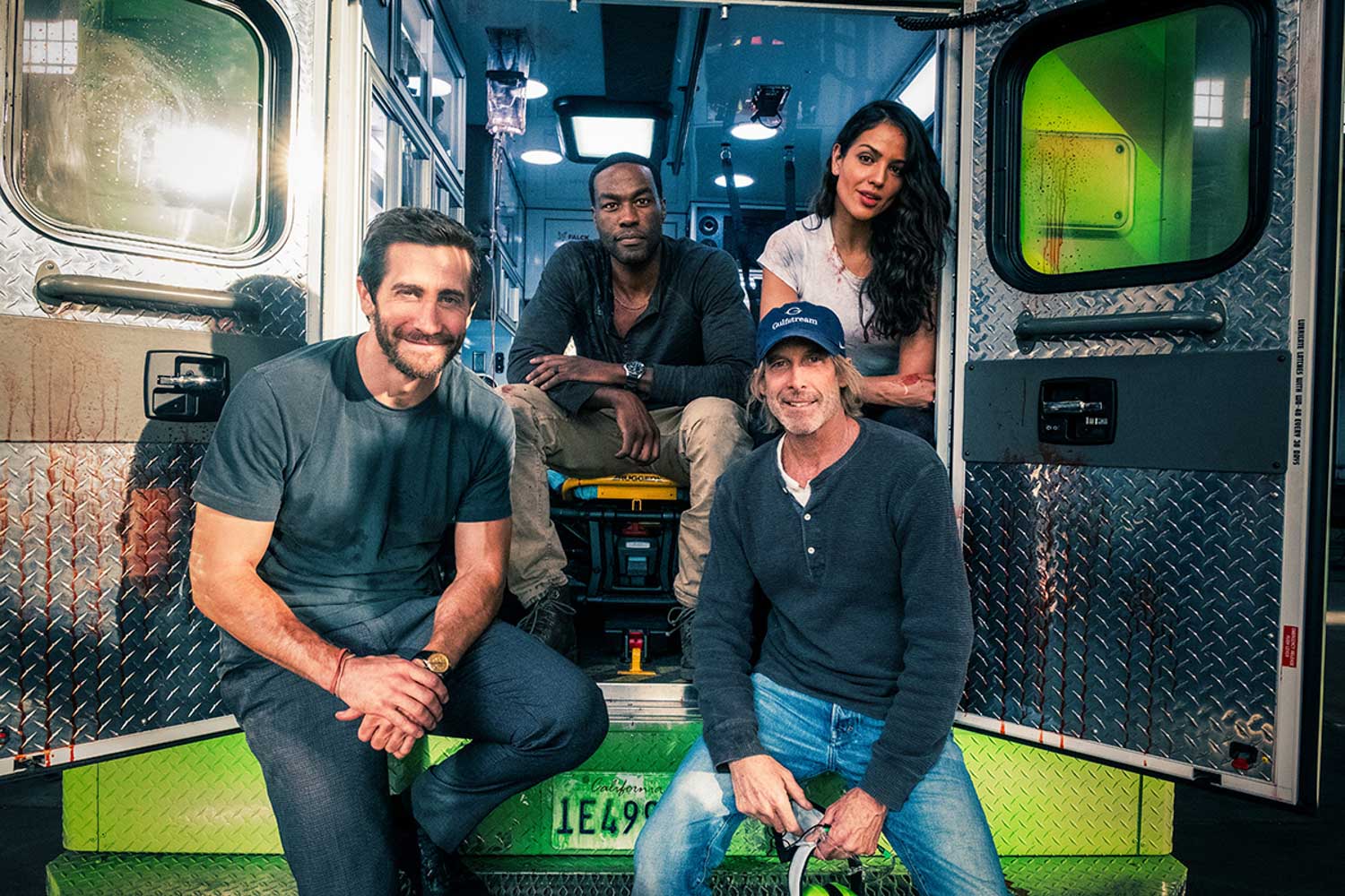 (from left) Jake Gyllenhaal, Yahya Abdul-Mateen II, Michael Bay e Eiza González sul set di Ambulance