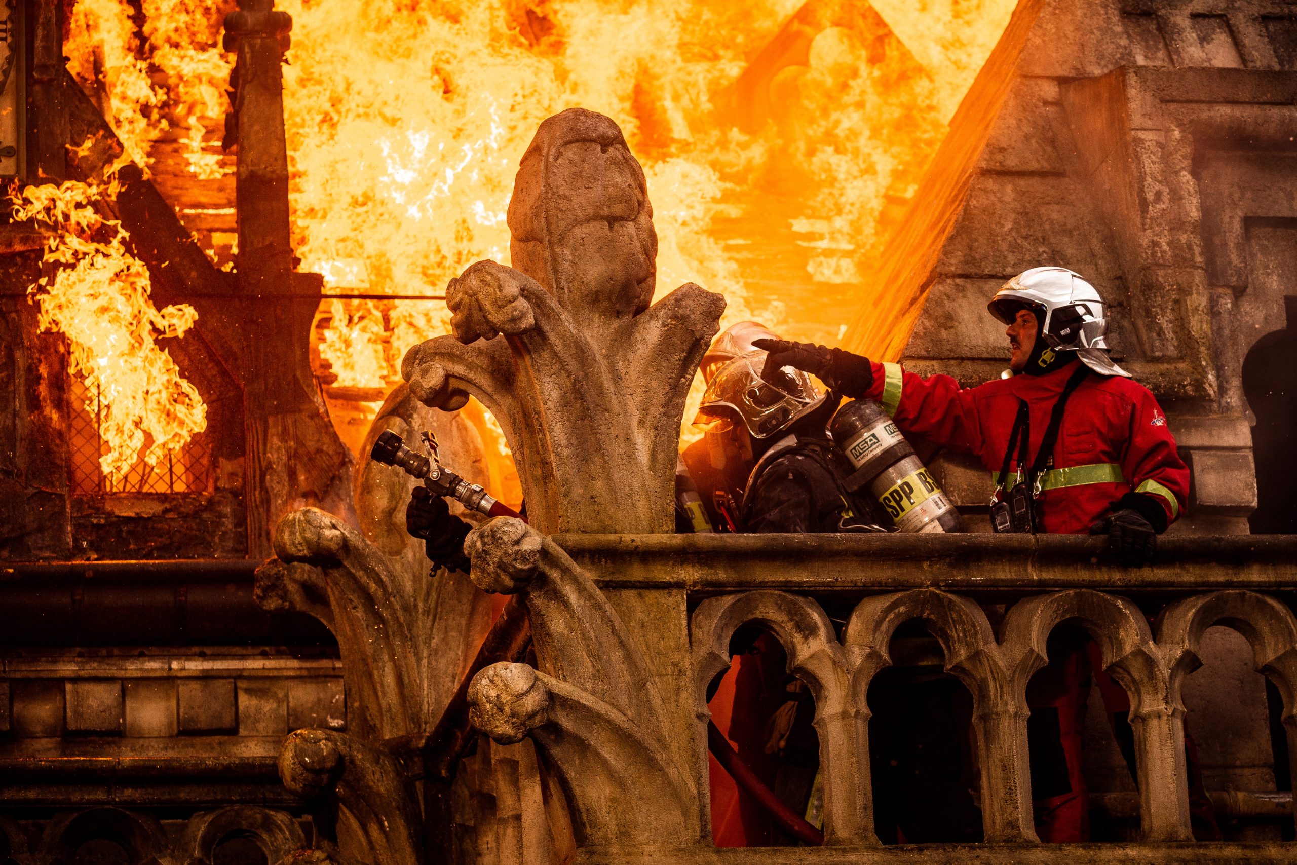 notre-dame in fiamme