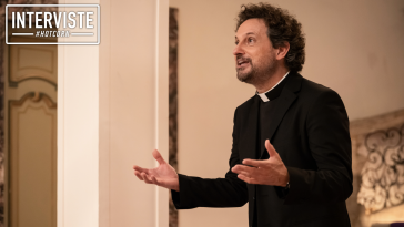 Leonardo Pieraccioni è Don Simone ne Il Sesso degli Angeli
