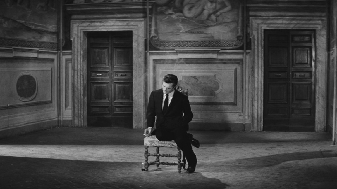 Marcello Mastroianni in una scena de La dolce vita