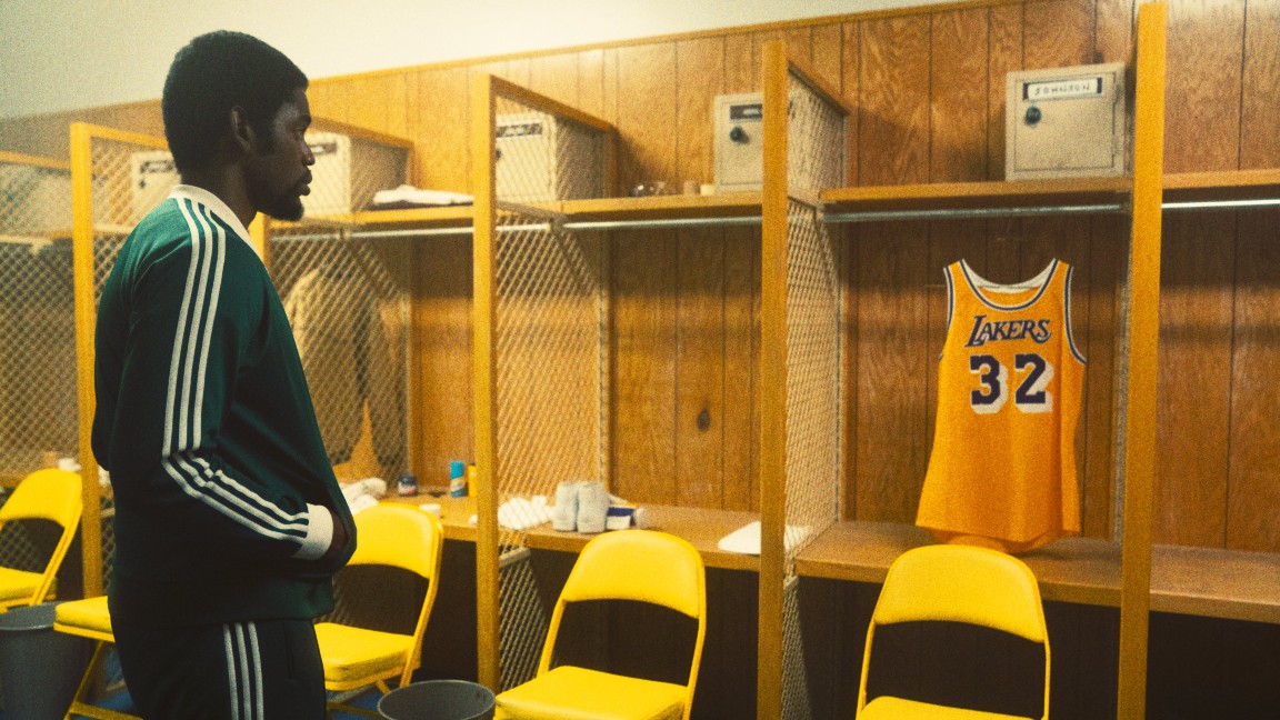 Quincy Isaiah in una scena di Winning Time: L'ascesa della dinastia dei Lakers