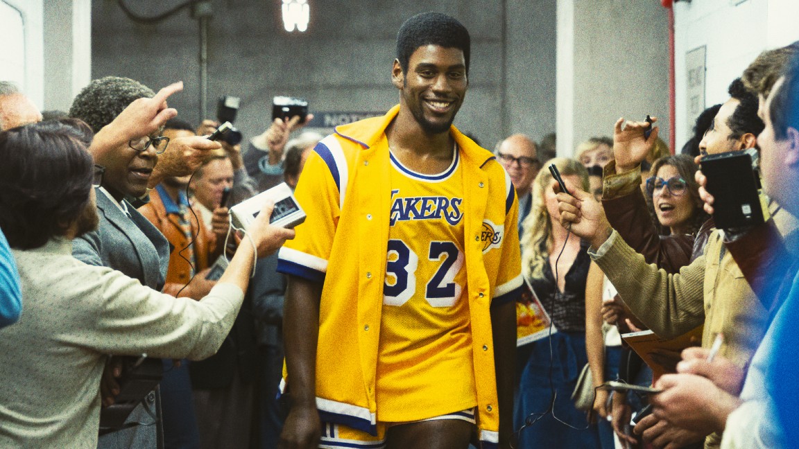 Quincy Isaiah in una scena di Winning Time: L'ascesa della dinastia dei Lakers