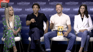 Alberto Malanchino (Buzz Lightyear), Ludovico Tersigni (Sox), Esther Elisha (Alisha Hawthorne), insieme all'aspirante astronauta Linda Raimondo raccontano Lightyear - La Vera Storia di Buzz