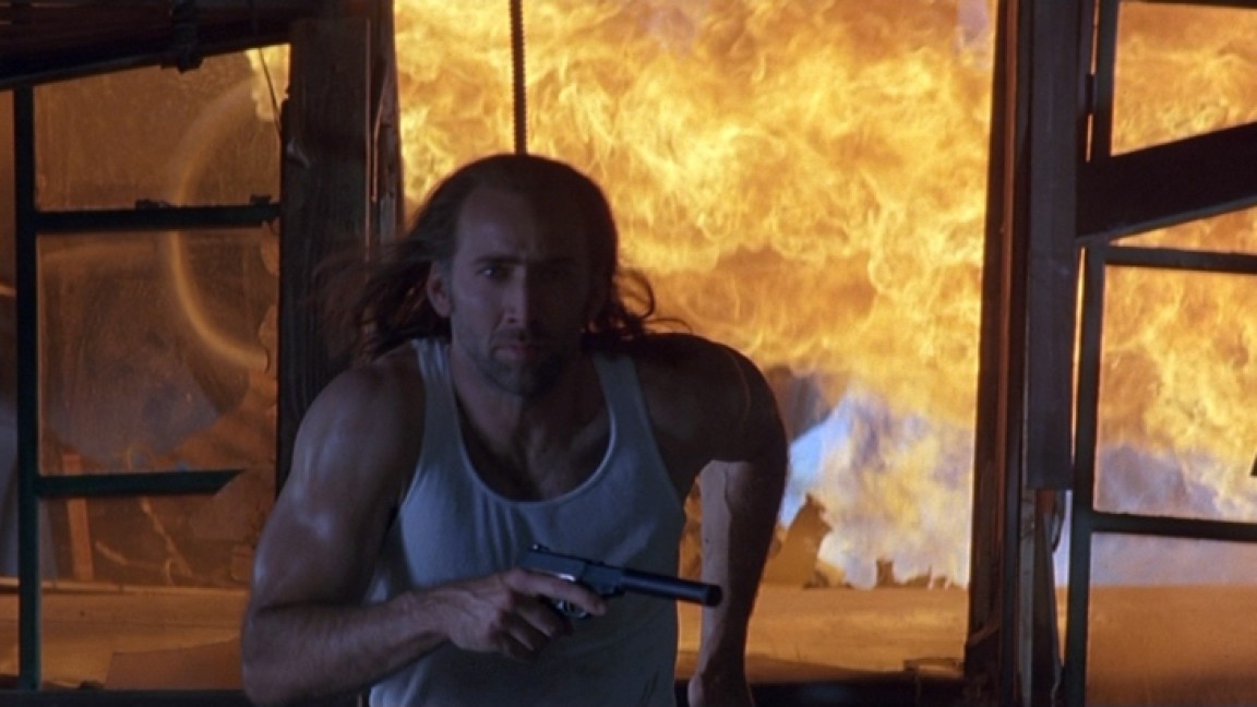 Nicolas Cage è Cameron Poe in una scena di Con Air
