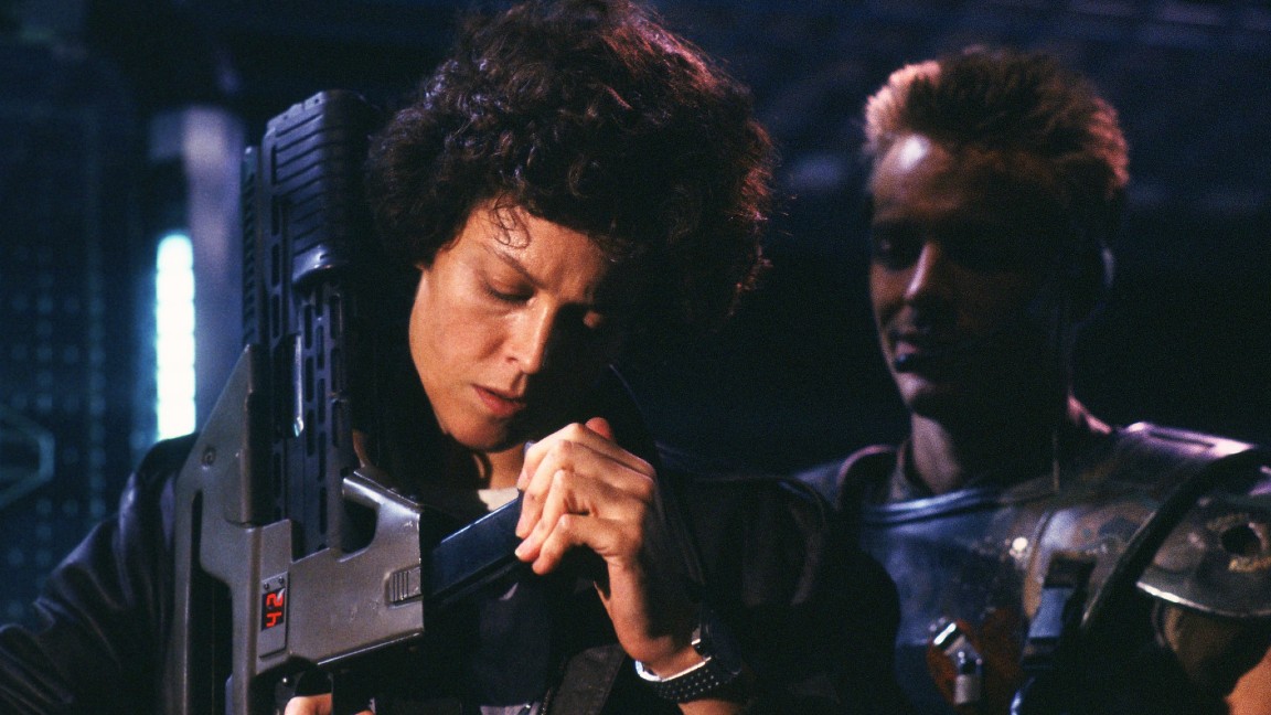 Sigourney Weaver e Michael Biehn sono Ellen Ripley e il Caporale Hicks in una scena di Aliens