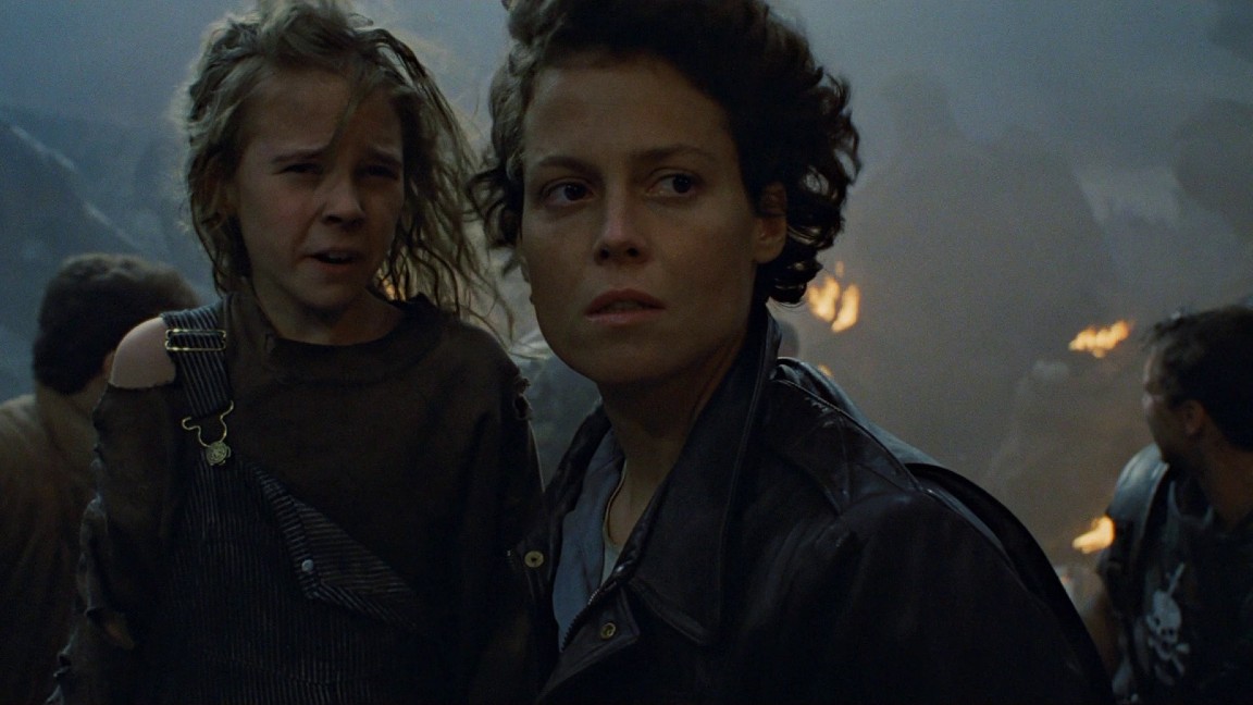 Sigourney Weaver e Carrie Henn in una scena di Aliens