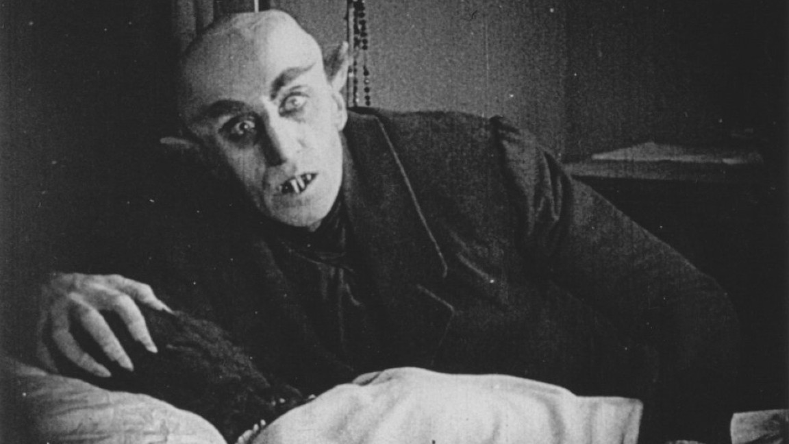 Max Schreck è il Conte Orlok in una scena di Nosferatu