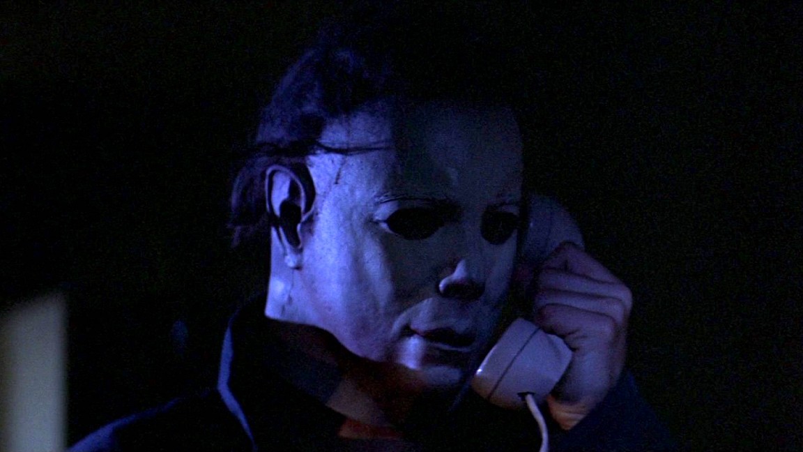 Nick Castle è Michael Myers in una scena di Halloween - La notte delle streghe