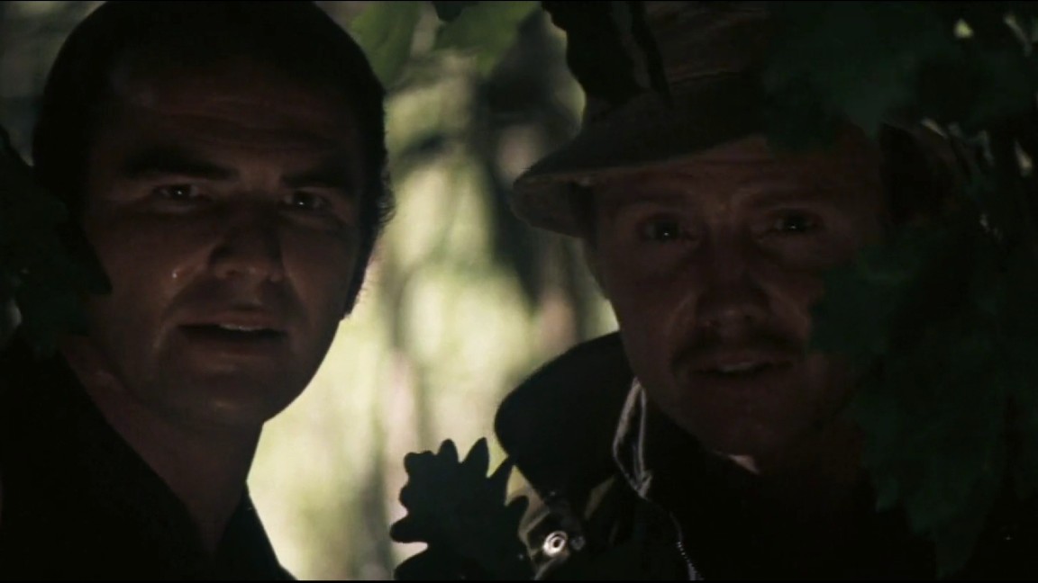 Burt Reynolds e Jon Voight in una scena de Un tranquillo weekend di paura