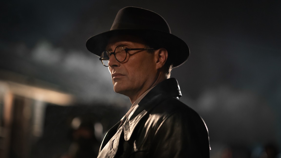 Mads Mikkelsen è il Dr. Jürgen Voller in una scena de Indiana Jones e la Ruota del Destino