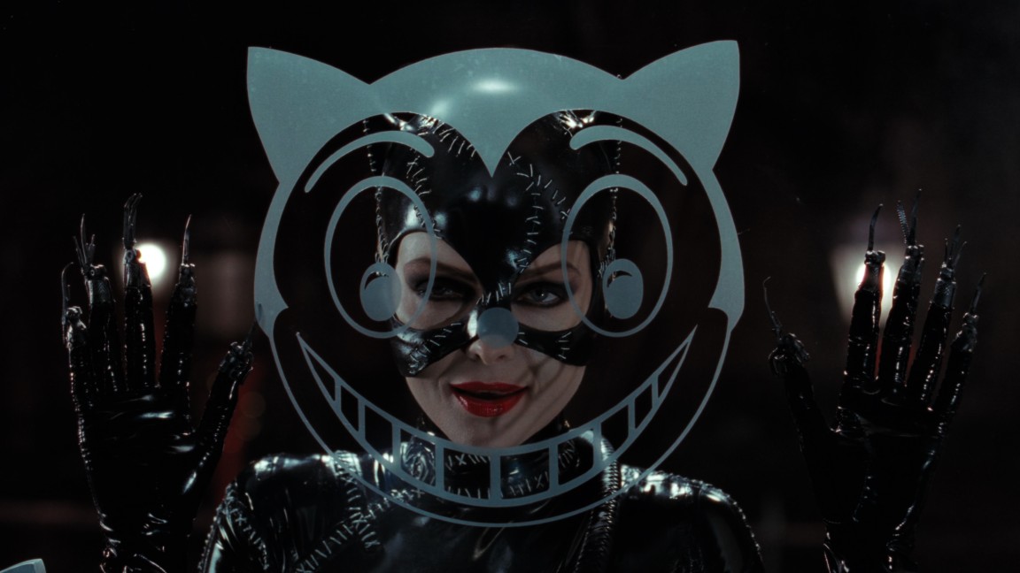 Michelle Pfeiffer è Selina Kyle/Catwoman in una scena di Batman - Il ritorno