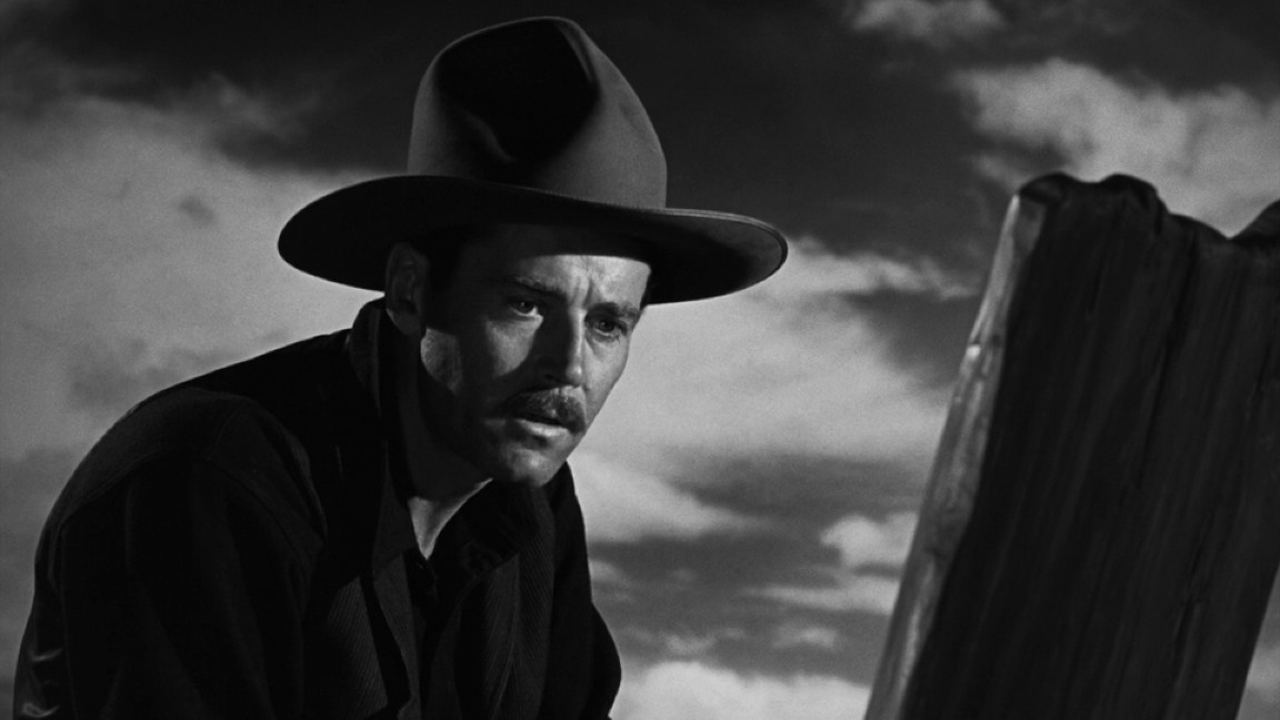 Henry Fonda è Wyatt Earp in una scena di Sfida infernale