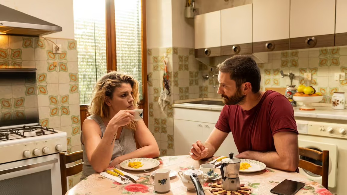 Emma Marrone e Alessio Moneta in una scena di A Casa Tutti Bene