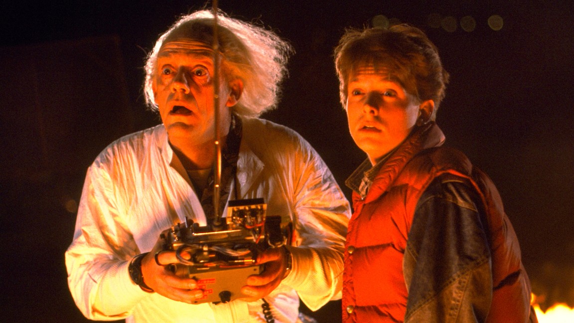 Christopher Lloyd e Michael J. Fox sono Doc Brown e Marty McFly in una scena di Ritorno al futuro