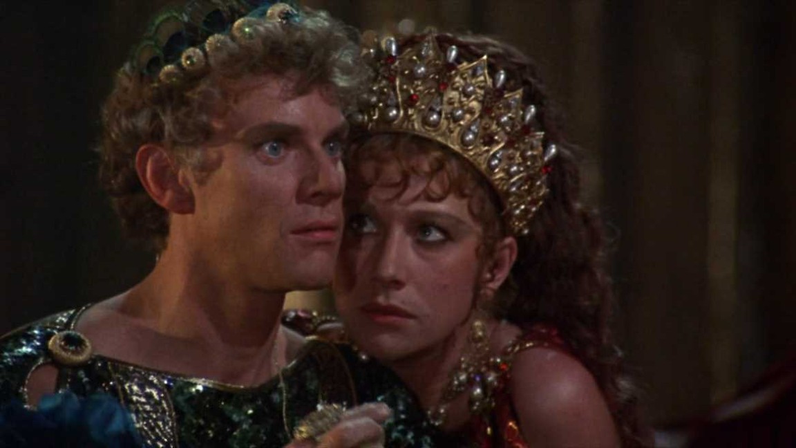 Malcolm McDowell ed Helen Mirren in una scena di Caligola