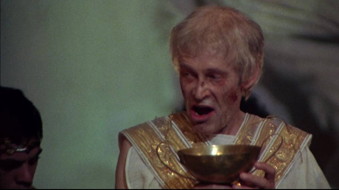 Peter O'Toole è l'Imperatore Tiberio in una scena di Caligola