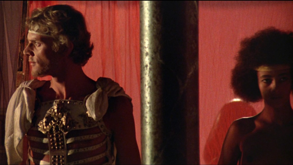 Malcolm McDowell è l'Imperatore Caligola in una scena del film
