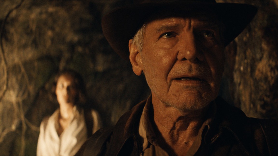 Harrison Ford è Indiana Jones, ancora una volta in una scena di Indiana Jones e il Quadrante del Destino