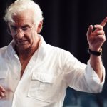 Un irriconoscibile Bradley Cooper darà vita a Leonard Bernstein in Maestro