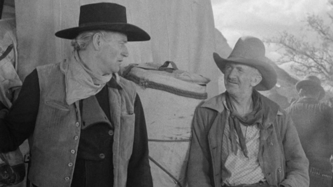 John Wayne e Walter Brennan in una scena del film