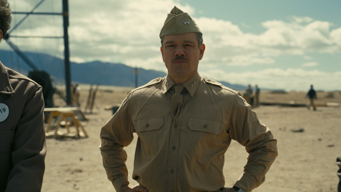 Matt Damon è il Generale Leslie Groves in una scena del film