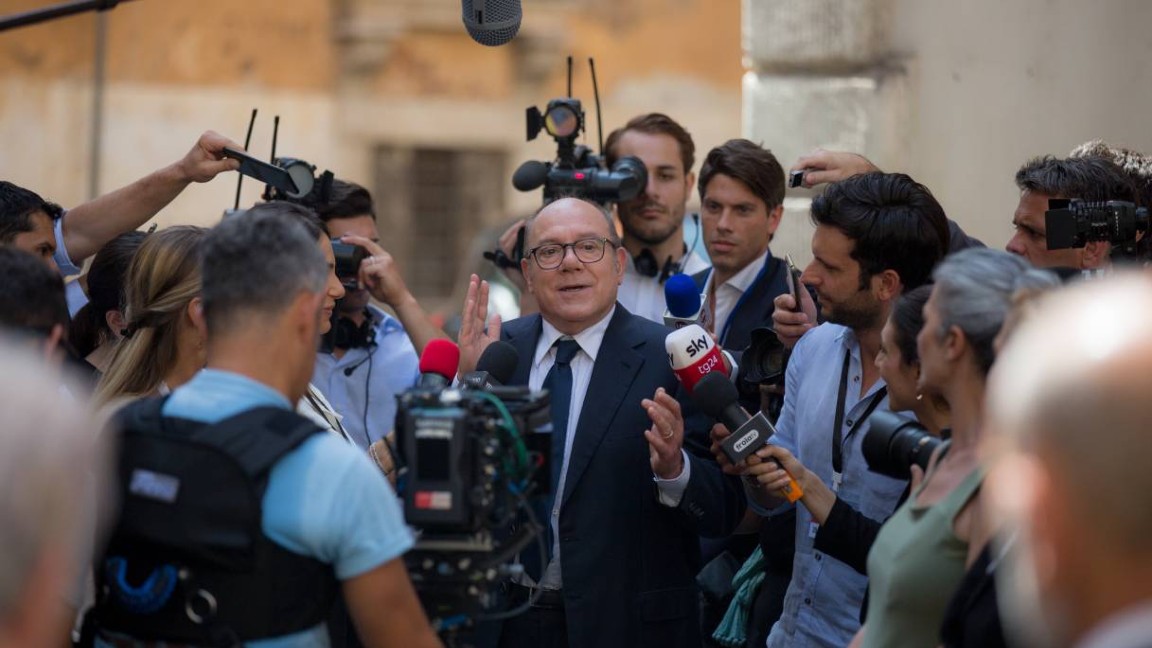 Carlo Verdone in una scena della serie