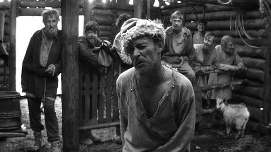 Una scena tratta dal primo episodio di Andrej Rublëv. Il buffone, 1400