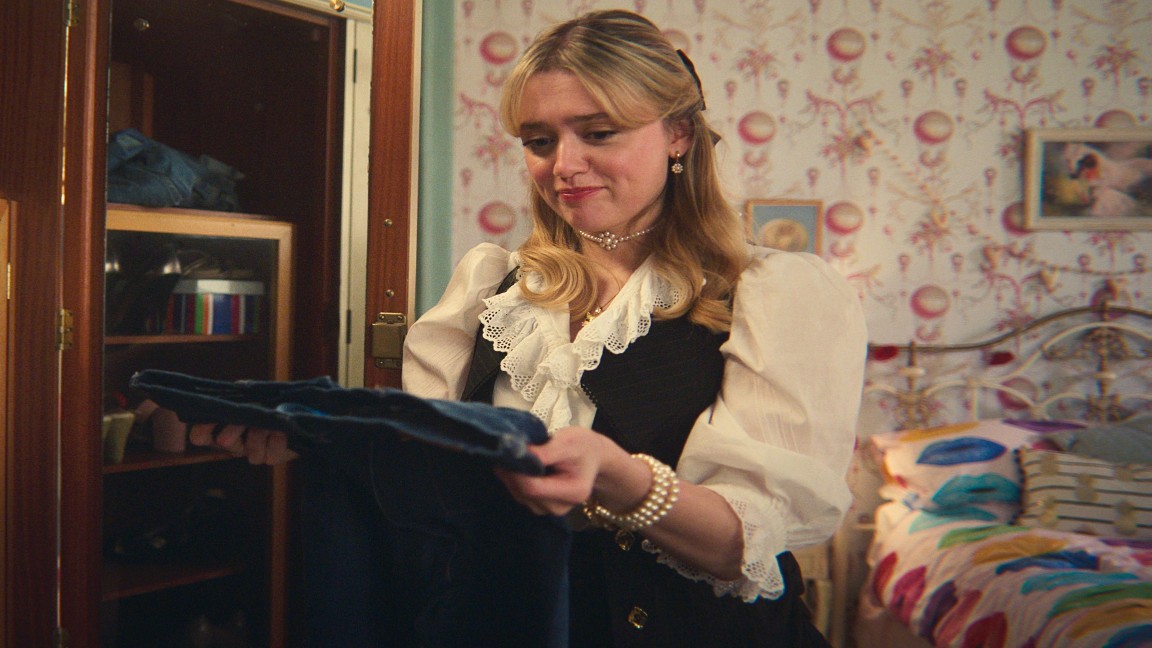 Aimee Lou Wood in una delle scene chiave della quarta stagione della serie