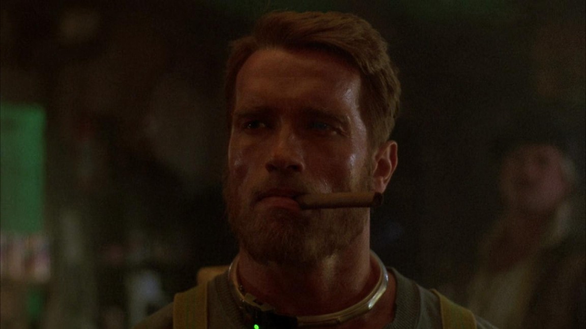Arnold Schwarzenegger è Ben Richards in una scena del film